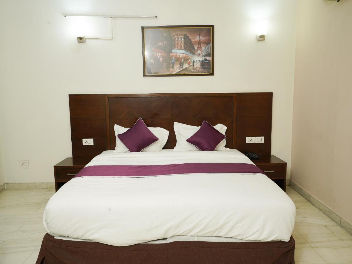 Lime Tree Hotel Sushant Lok Gurgaon Sector 29 Next To Iffco Chowk Metro المظهر الخارجي الصورة