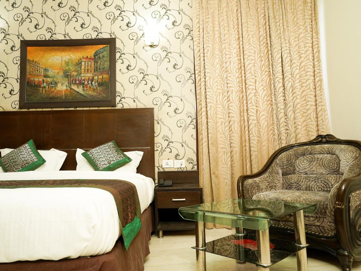 Lime Tree Hotel Sushant Lok Gurgaon Sector 29 Next To Iffco Chowk Metro المظهر الخارجي الصورة