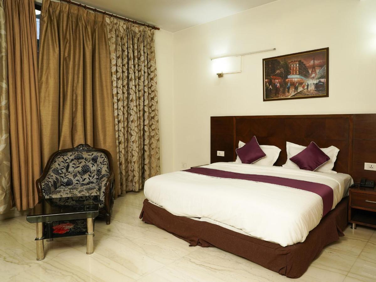 Lime Tree Hotel Sushant Lok Gurgaon Sector 29 Next To Iffco Chowk Metro المظهر الخارجي الصورة