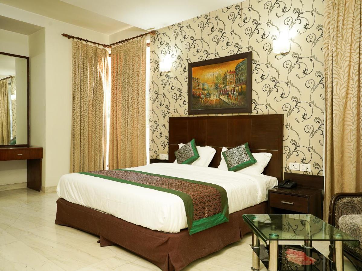 Lime Tree Hotel Sushant Lok Gurgaon Sector 29 Next To Iffco Chowk Metro المظهر الخارجي الصورة