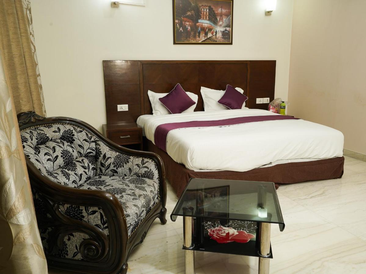 Lime Tree Hotel Sushant Lok Gurgaon Sector 29 Next To Iffco Chowk Metro المظهر الخارجي الصورة