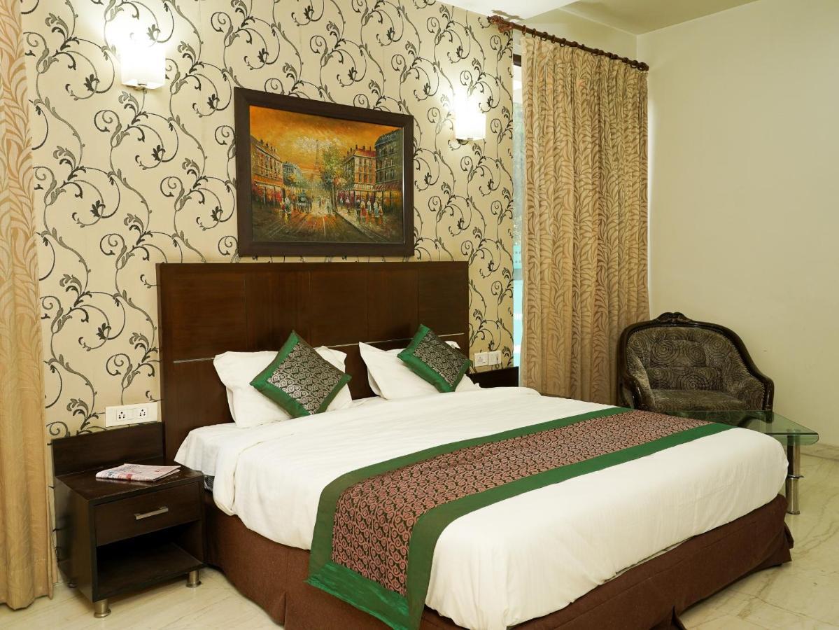 Lime Tree Hotel Sushant Lok Gurgaon Sector 29 Next To Iffco Chowk Metro المظهر الخارجي الصورة