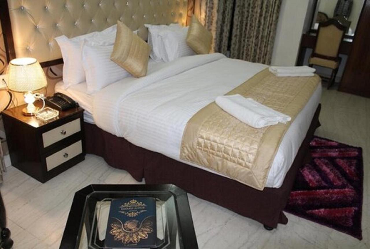 Lime Tree Hotel Sushant Lok Gurgaon Sector 29 Next To Iffco Chowk Metro المظهر الخارجي الصورة