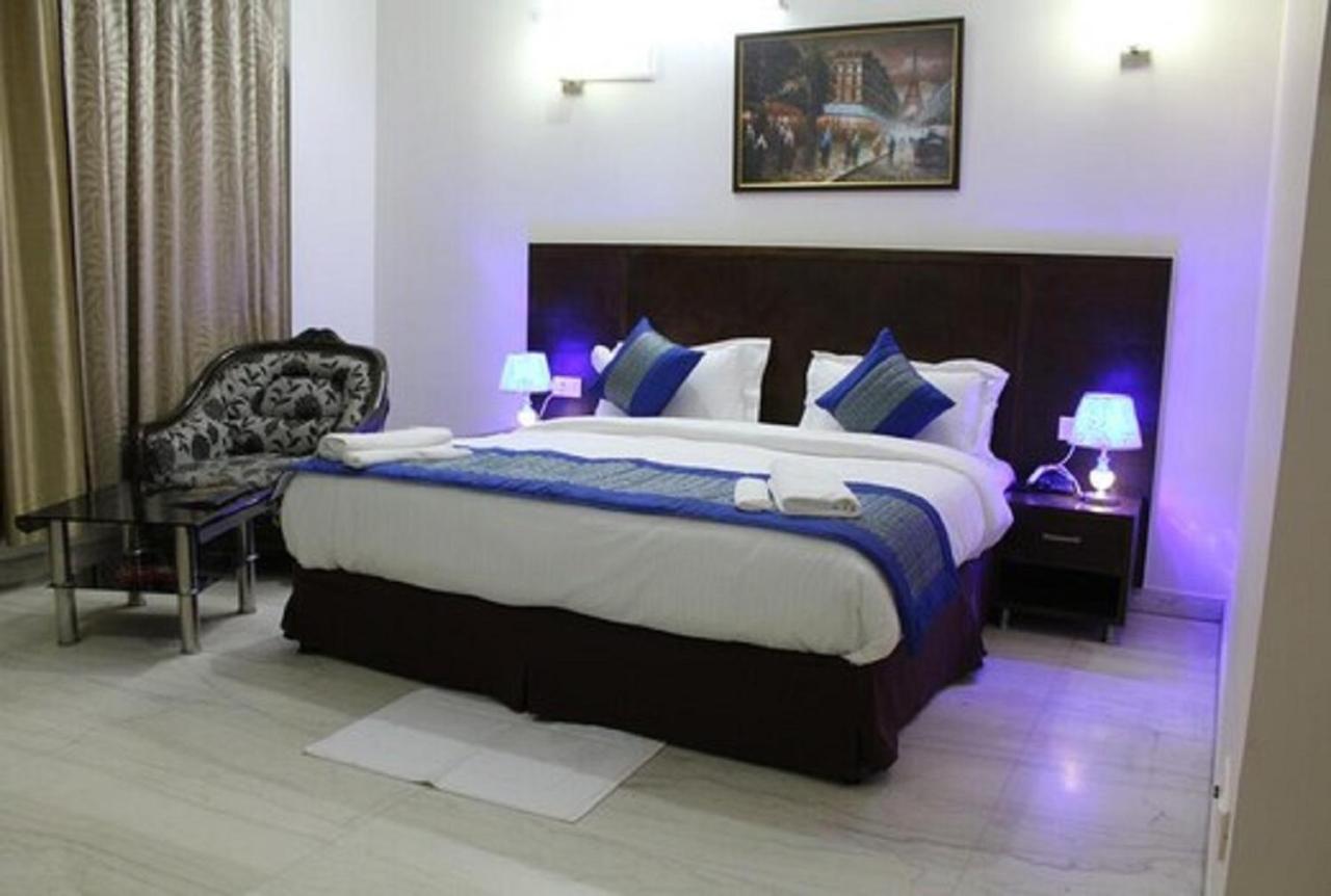 Lime Tree Hotel Sushant Lok Gurgaon Sector 29 Next To Iffco Chowk Metro المظهر الخارجي الصورة