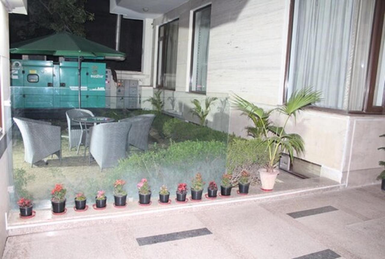 Lime Tree Hotel Sushant Lok Gurgaon Sector 29 Next To Iffco Chowk Metro المظهر الخارجي الصورة