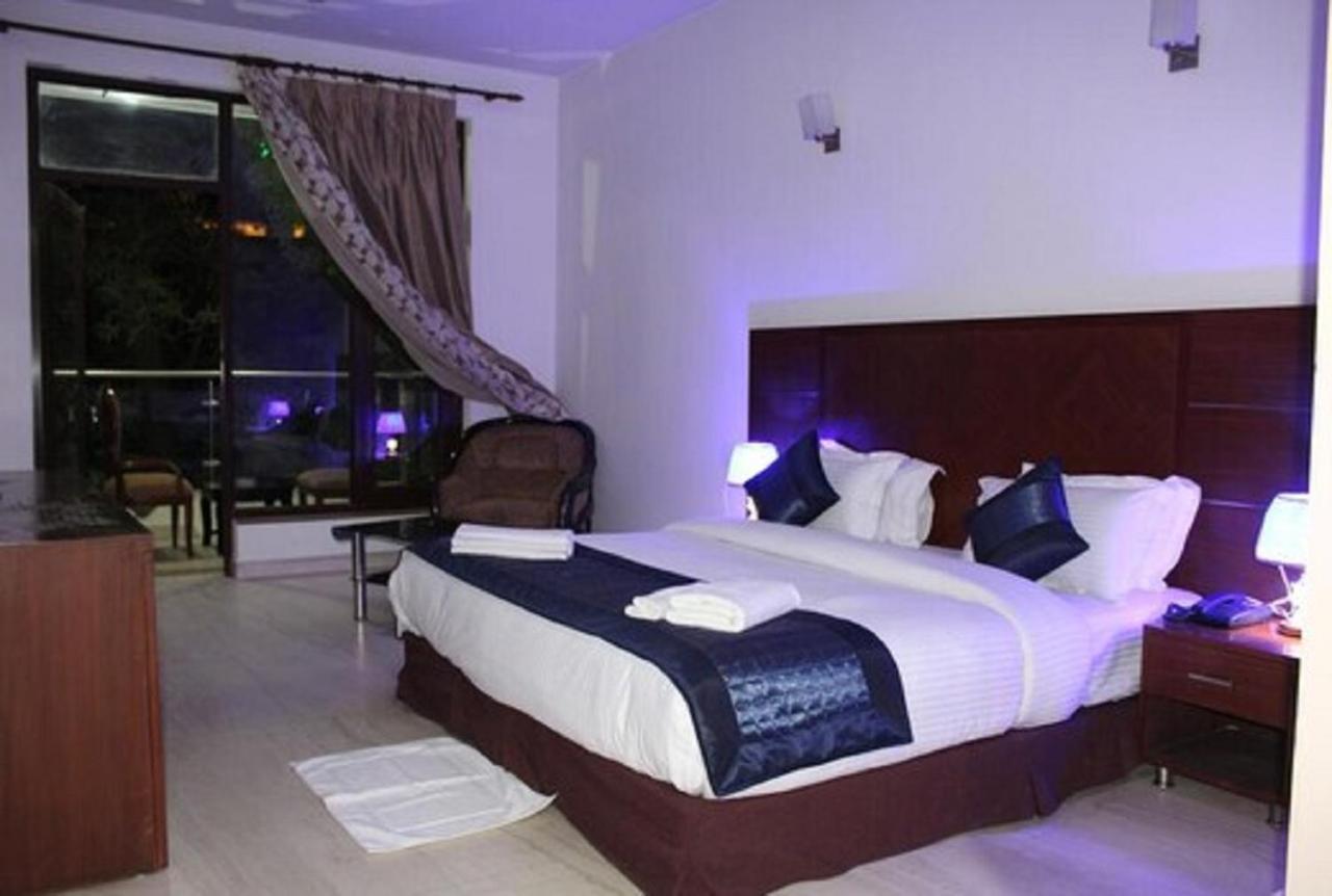 Lime Tree Hotel Sushant Lok Gurgaon Sector 29 Next To Iffco Chowk Metro المظهر الخارجي الصورة