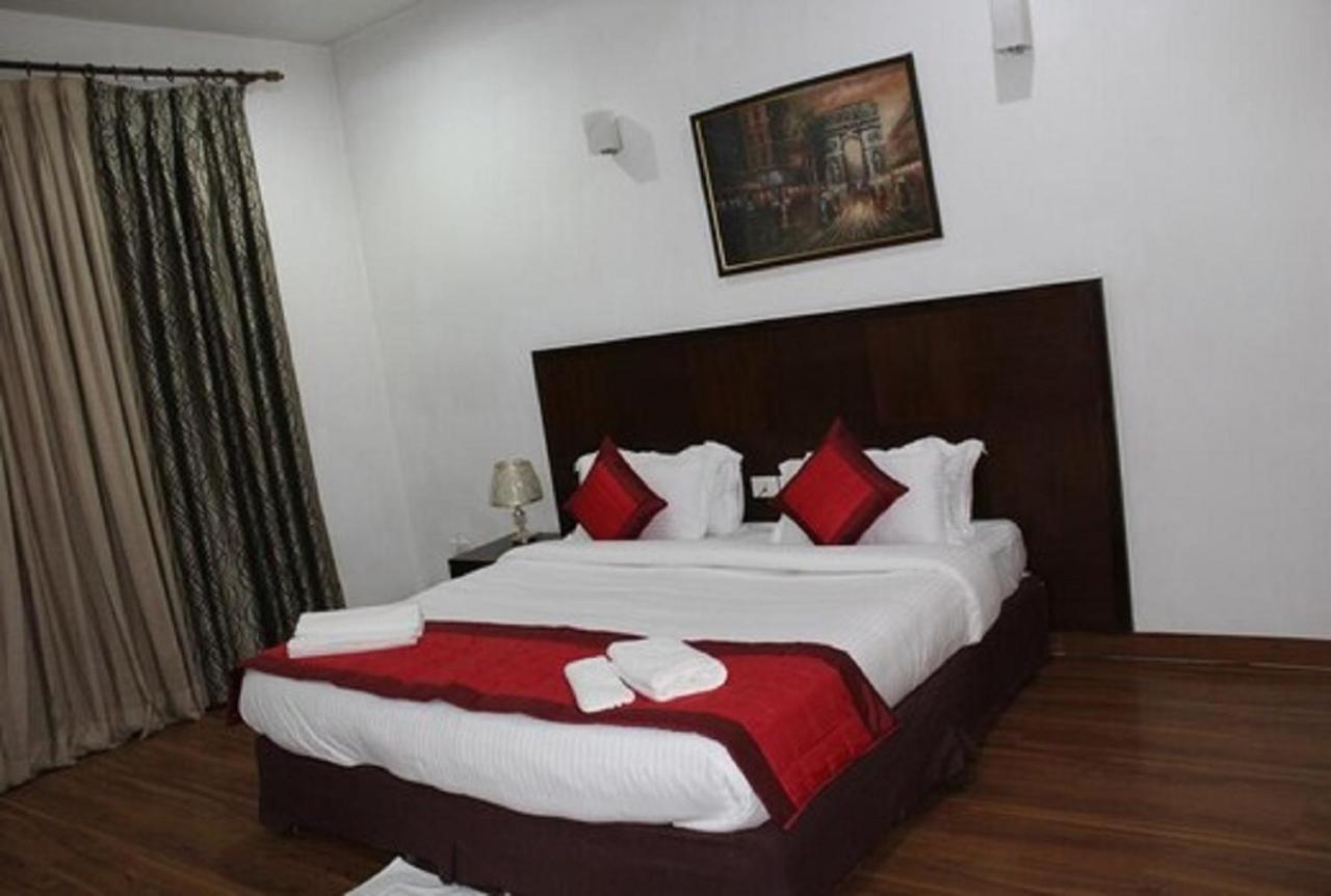 Lime Tree Hotel Sushant Lok Gurgaon Sector 29 Next To Iffco Chowk Metro المظهر الخارجي الصورة