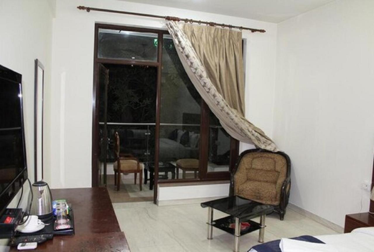Lime Tree Hotel Sushant Lok Gurgaon Sector 29 Next To Iffco Chowk Metro المظهر الخارجي الصورة