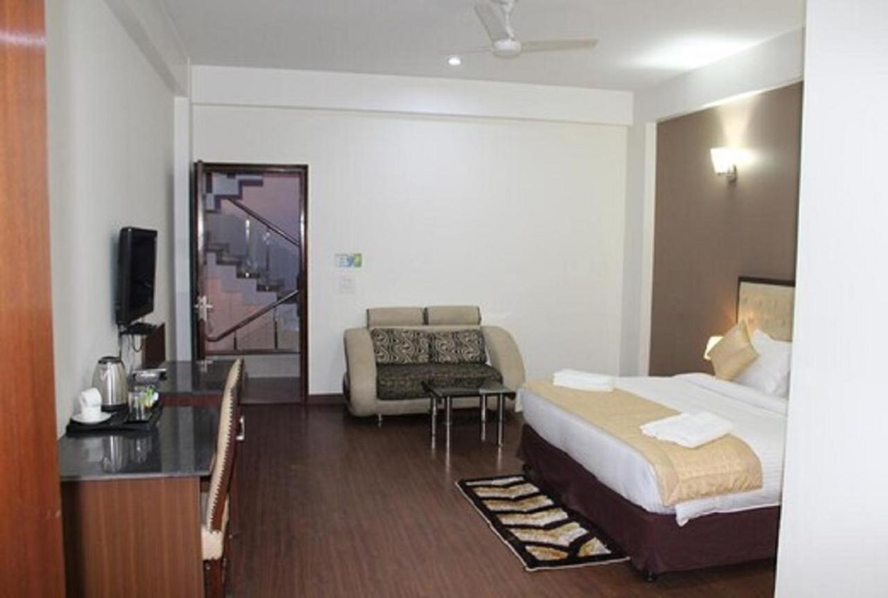 Lime Tree Hotel Sushant Lok Gurgaon Sector 29 Next To Iffco Chowk Metro المظهر الخارجي الصورة
