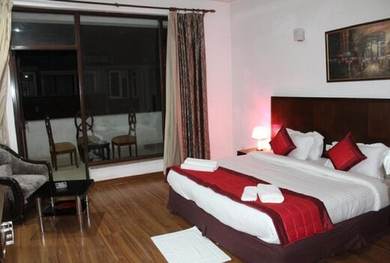 Lime Tree Hotel Sushant Lok Gurgaon Sector 29 Next To Iffco Chowk Metro المظهر الخارجي الصورة