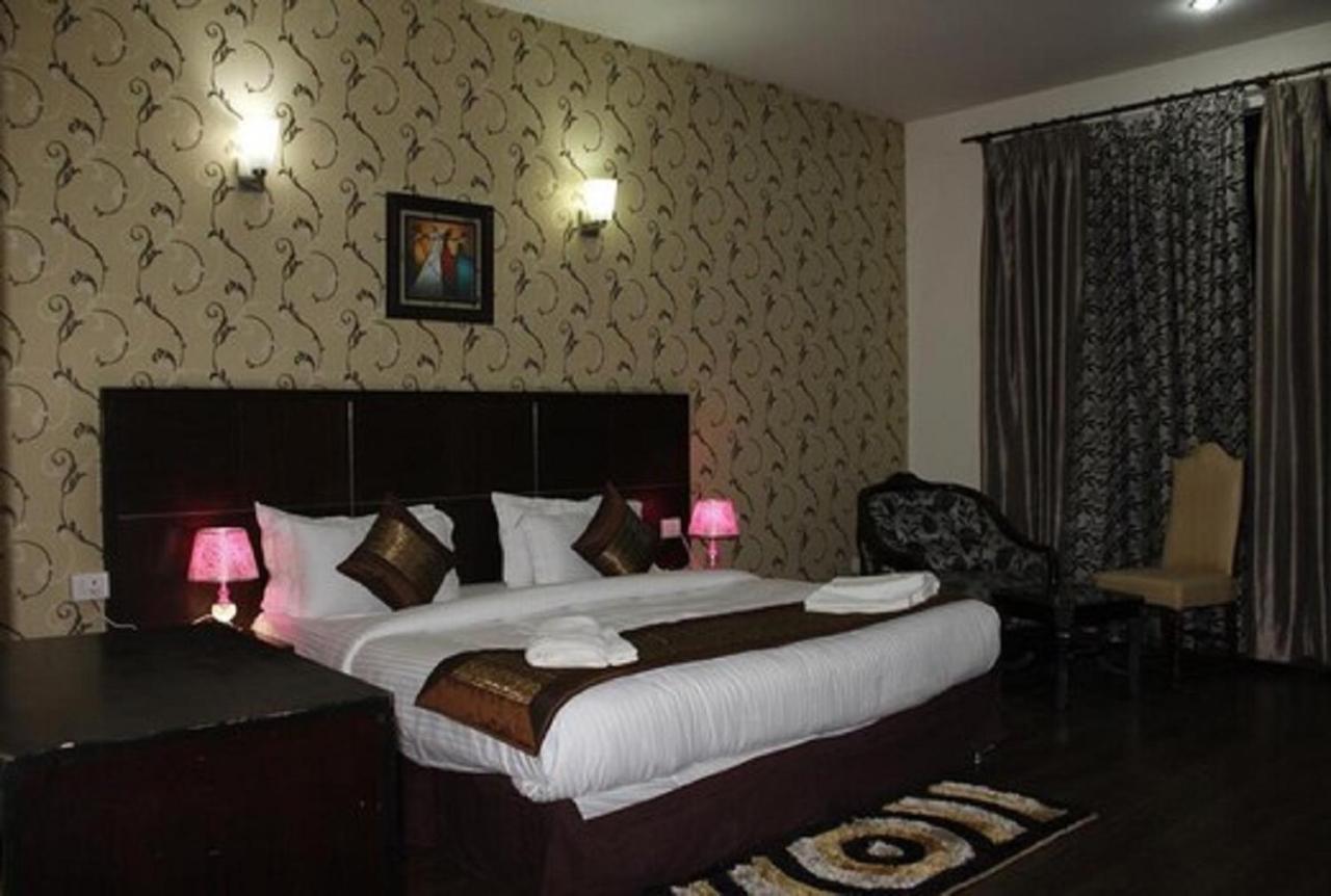 Lime Tree Hotel Sushant Lok Gurgaon Sector 29 Next To Iffco Chowk Metro المظهر الخارجي الصورة